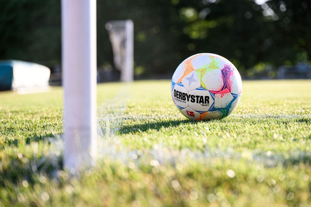 Eckfahne mit Fußball
