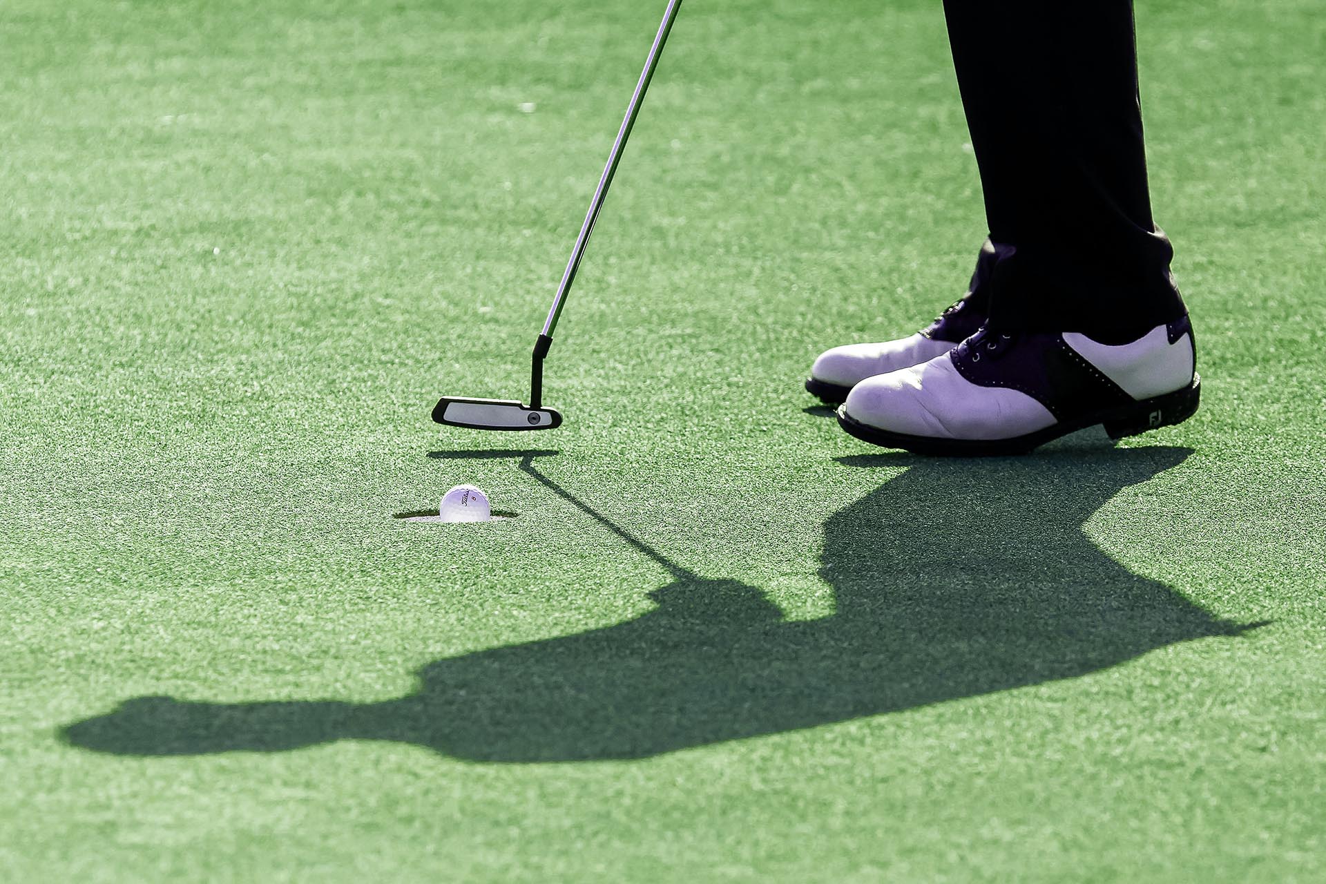 Golfer bei einem erfolgreichem Put